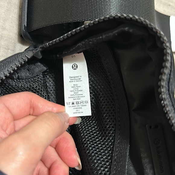 Everywhere Belt Bag 1L *Pride (OLD STRAP) - Picture 6 of 7